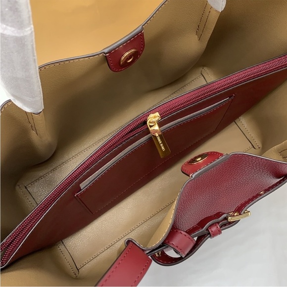 MICHAEL KORS
Emilia Large Pebbled Leather Shoulder Tote Bag
COLOR DARK CHERRy - Picture 9 of 16